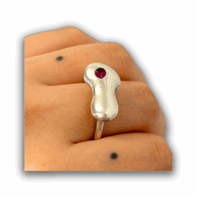 Hana Qiumarsi - Silver ring with stone (the blob series)